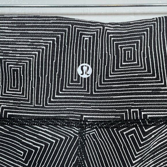 Lululemon Women 6 Black White Jacquard Wunder Under Crop III Leggings Wicking - Picture 8 of 9